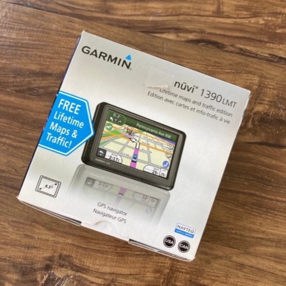 Garmin nüvi 1390LMT GPS Navigator - Black and White